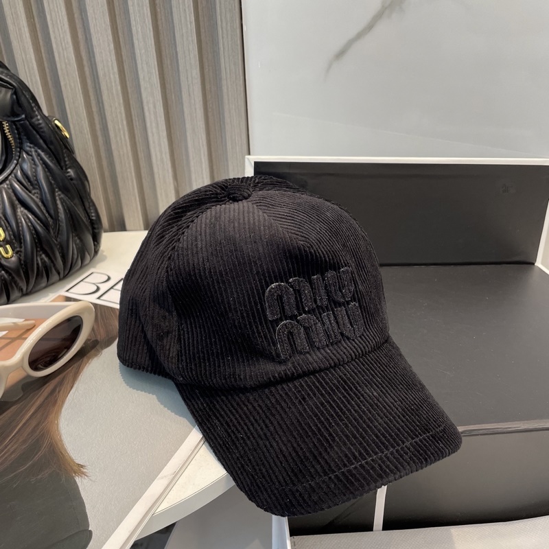 miumiu繆繆限定新款燈芯絨棒球帽，燈芯絨紋理鴨舌帽 非常耐看的一款棒球帽 ~