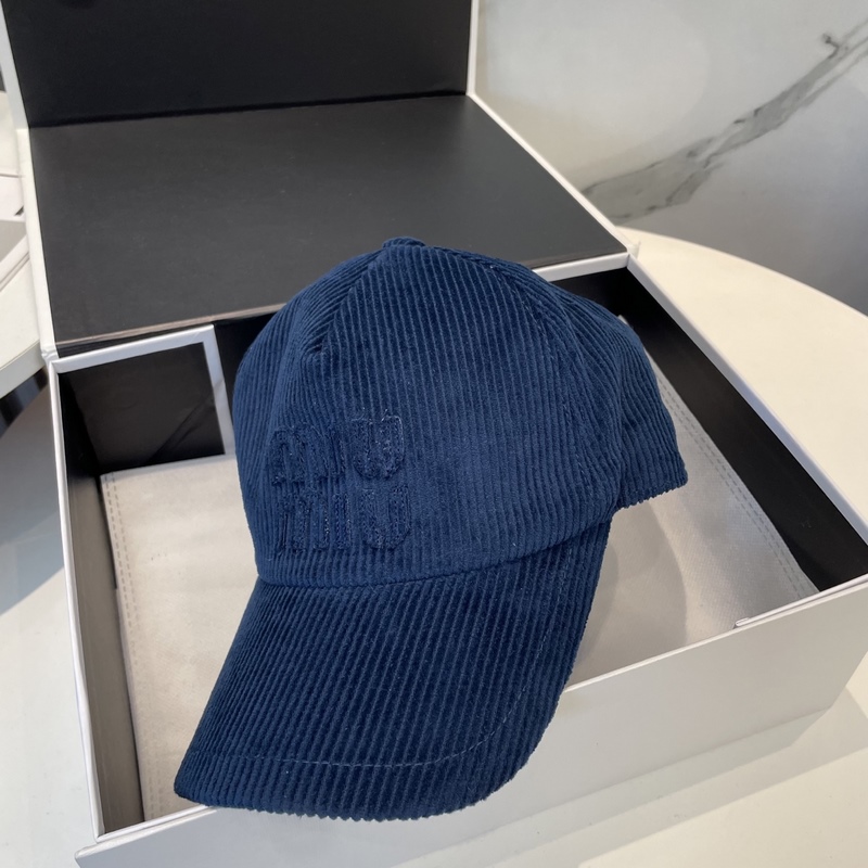 miumiu繆繆限定新款燈芯絨棒球帽，燈芯絨紋理鴨舌帽 非常耐看的一款棒球帽 ~