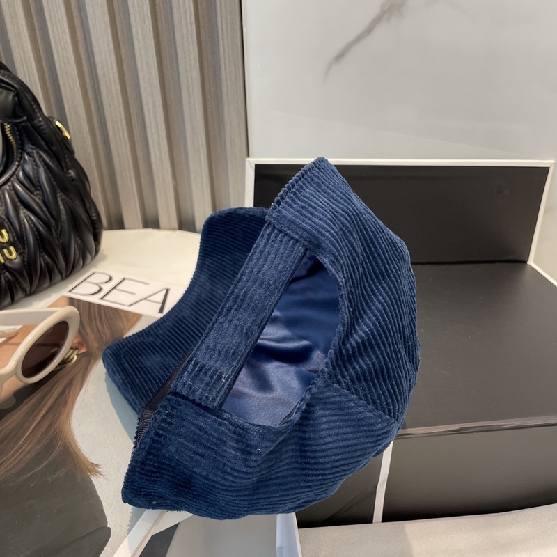 miumiu繆繆限定新款燈芯絨棒球帽，燈芯絨紋理鴨舌帽 非常耐看的一款棒球帽 ~