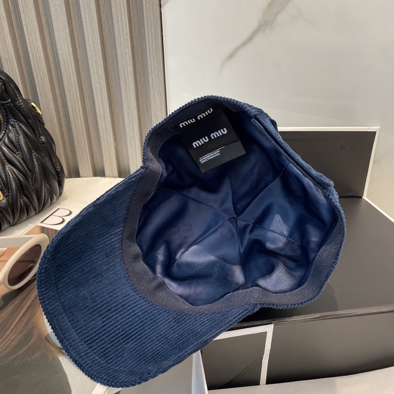 miumiu繆繆限定新款燈芯絨棒球帽，燈芯絨紋理鴨舌帽 非常耐看的一款棒球帽 ~