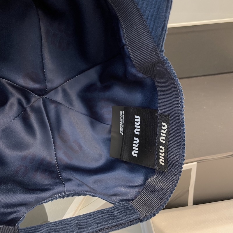 miumiu繆繆限定新款燈芯絨棒球帽，燈芯絨紋理鴨舌帽 非常耐看的一款棒球帽 ~