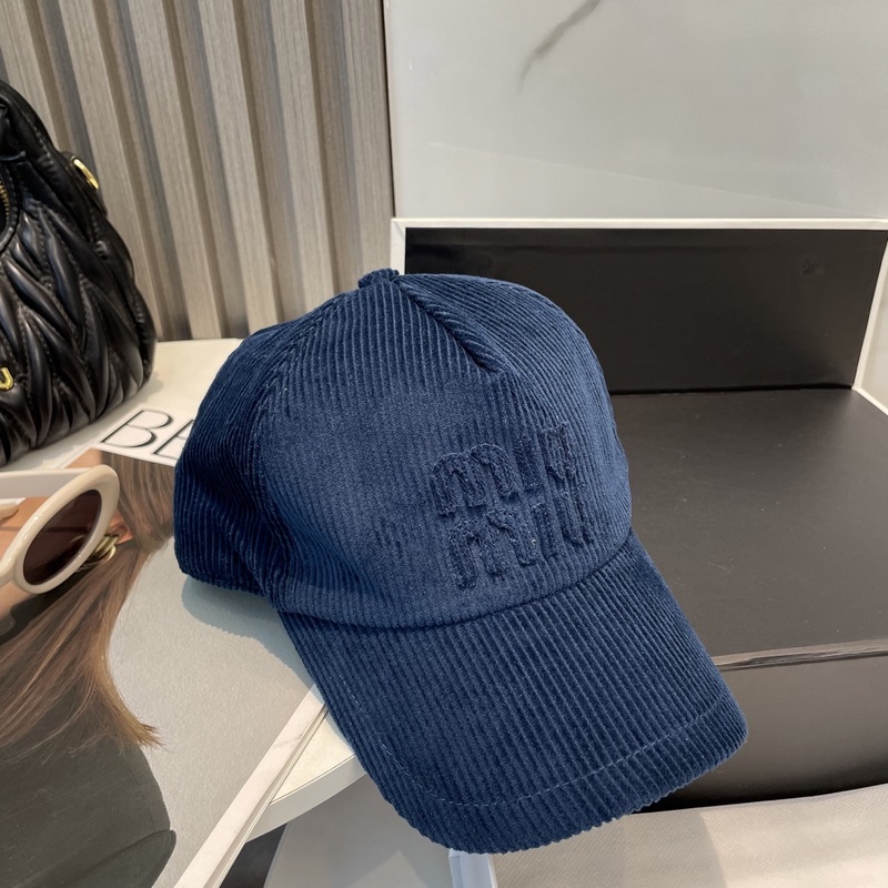 miumiu繆繆限定新款燈芯絨棒球帽，燈芯絨紋理鴨舌帽 非常耐看的一款棒球帽 ~