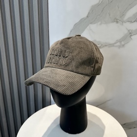 miumiu繆繆限定新款燈芯絨棒球帽，燈芯絨紋理鴨舌帽 非常耐看的一款棒球帽 ~