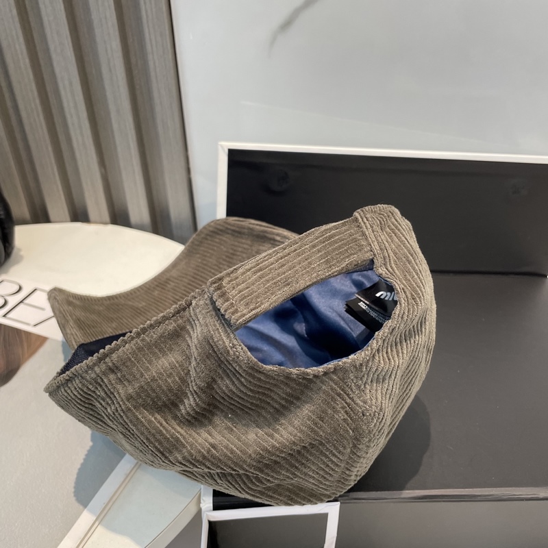 miumiu繆繆限定新款燈芯絨棒球帽，燈芯絨紋理鴨舌帽 非常耐看的一款棒球帽 ~