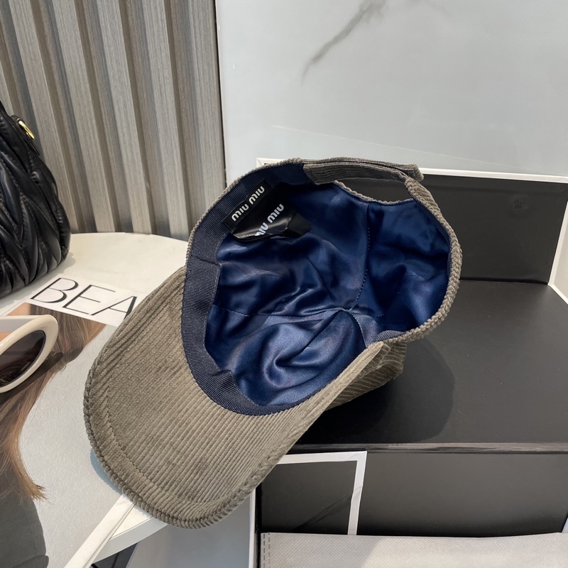 miumiu繆繆限定新款燈芯絨棒球帽，燈芯絨紋理鴨舌帽 非常耐看的一款棒球帽 ~