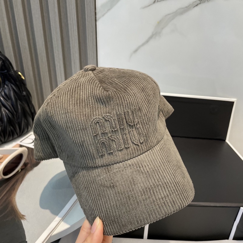 miumiu繆繆限定新款燈芯絨棒球帽，燈芯絨紋理鴨舌帽 非常耐看的一款棒球帽 ~