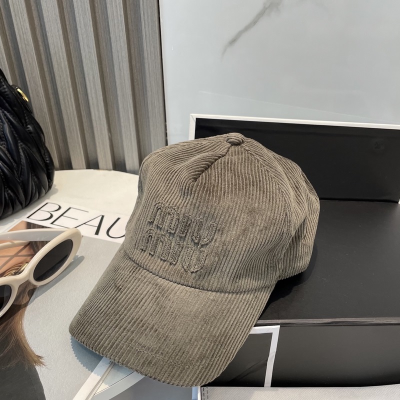 miumiu繆繆限定新款燈芯絨棒球帽，燈芯絨紋理鴨舌帽 非常耐看的一款棒球帽 ~