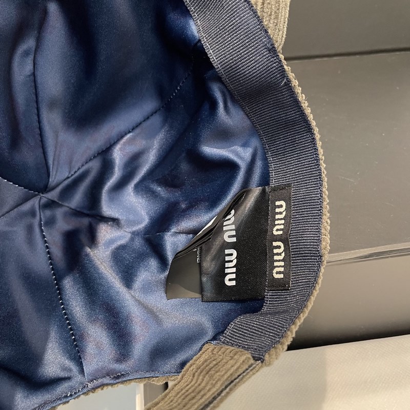 miumiu繆繆限定新款燈芯絨棒球帽，燈芯絨紋理鴨舌帽 非常耐看的一款棒球帽 ~