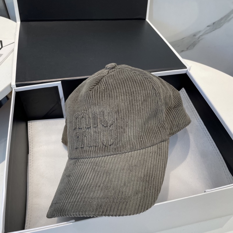 miumiu繆繆限定新款燈芯絨棒球帽，燈芯絨紋理鴨舌帽 非常耐看的一款棒球帽 ~