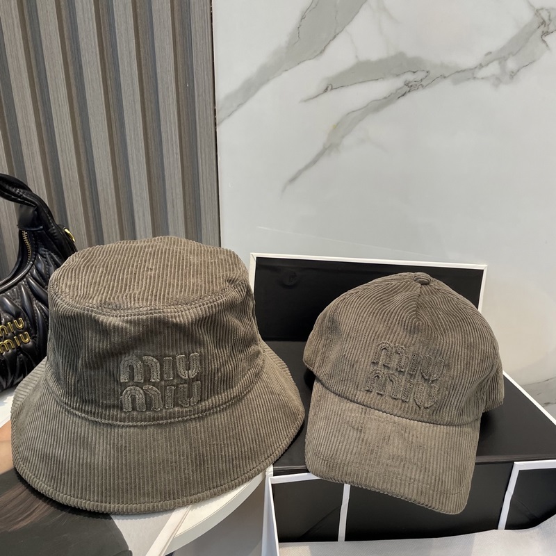 miumiu繆繆限定新款燈芯絨棒球帽，燈芯絨紋理鴨舌帽 非常耐看的一款棒球帽 ~