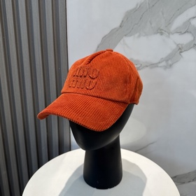 miumiu繆繆限定新款燈芯絨棒球帽，燈芯絨紋理鴨舌帽 非常耐看的一款棒球帽 ~