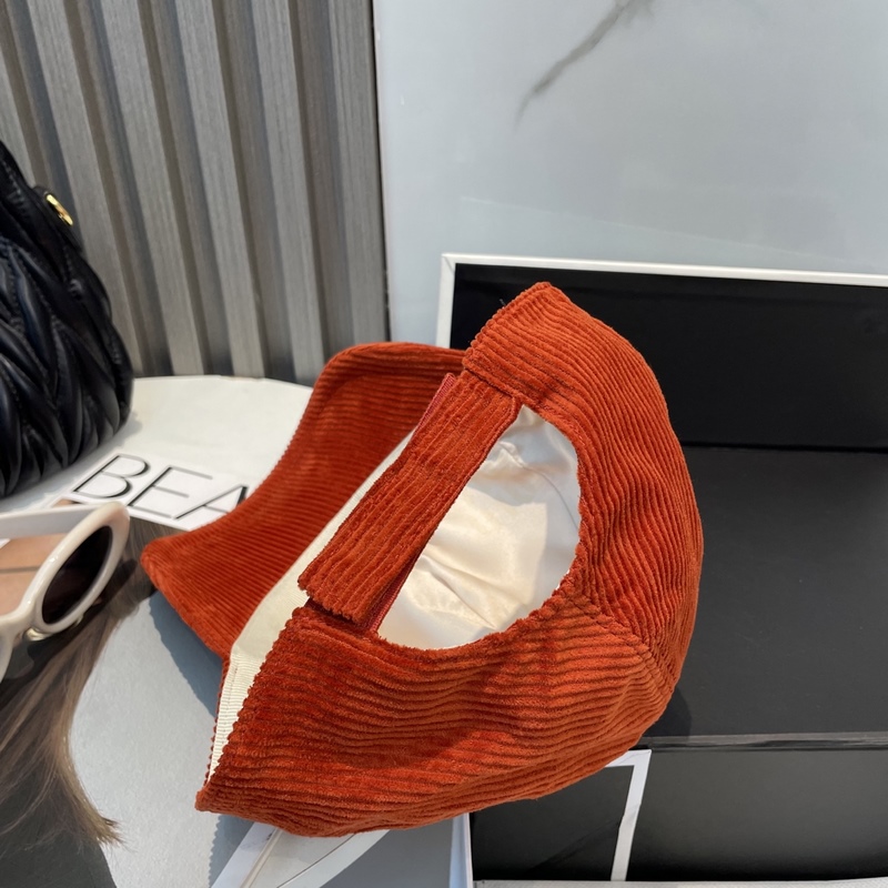 miumiu繆繆限定新款燈芯絨棒球帽，燈芯絨紋理鴨舌帽 非常耐看的一款棒球帽 ~