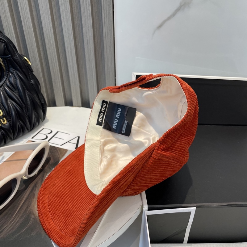 miumiu繆繆限定新款燈芯絨棒球帽，燈芯絨紋理鴨舌帽 非常耐看的一款棒球帽 ~