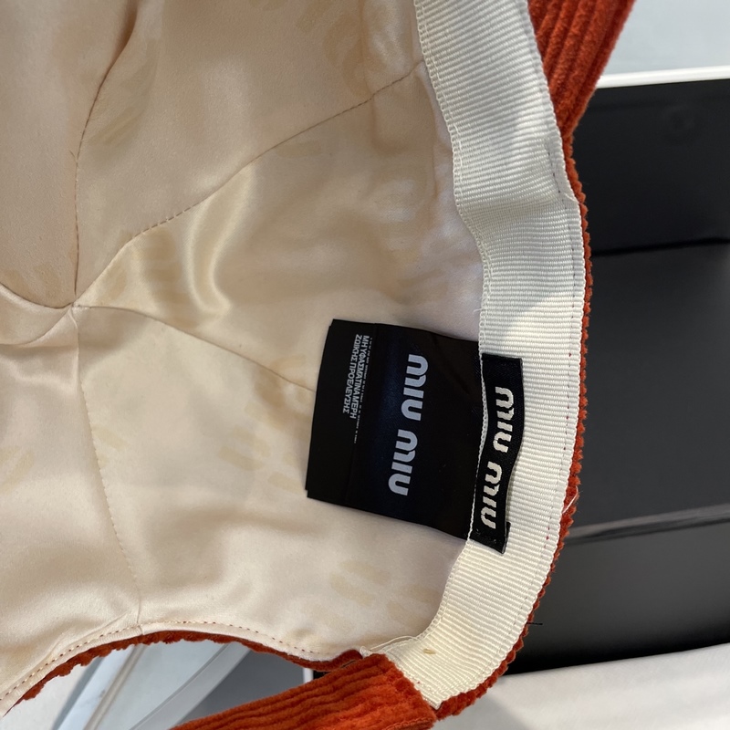 miumiu繆繆限定新款燈芯絨棒球帽，燈芯絨紋理鴨舌帽 非常耐看的一款棒球帽 ~