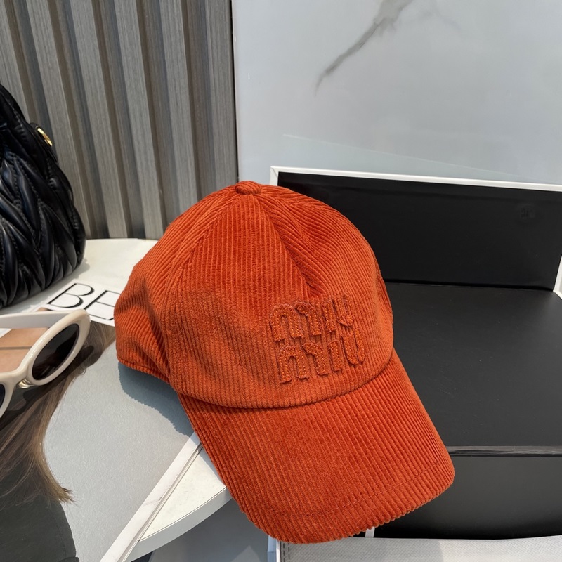 miumiu繆繆限定新款燈芯絨棒球帽，燈芯絨紋理鴨舌帽 非常耐看的一款棒球帽 ~