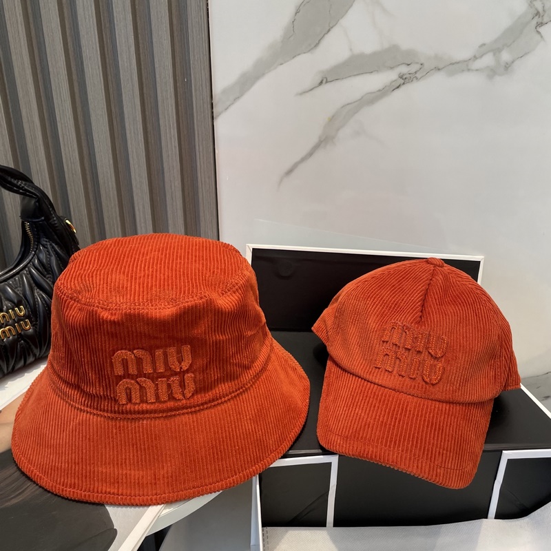 miumiu繆繆限定新款燈芯絨棒球帽，燈芯絨紋理鴨舌帽 非常耐看的一款棒球帽 ~