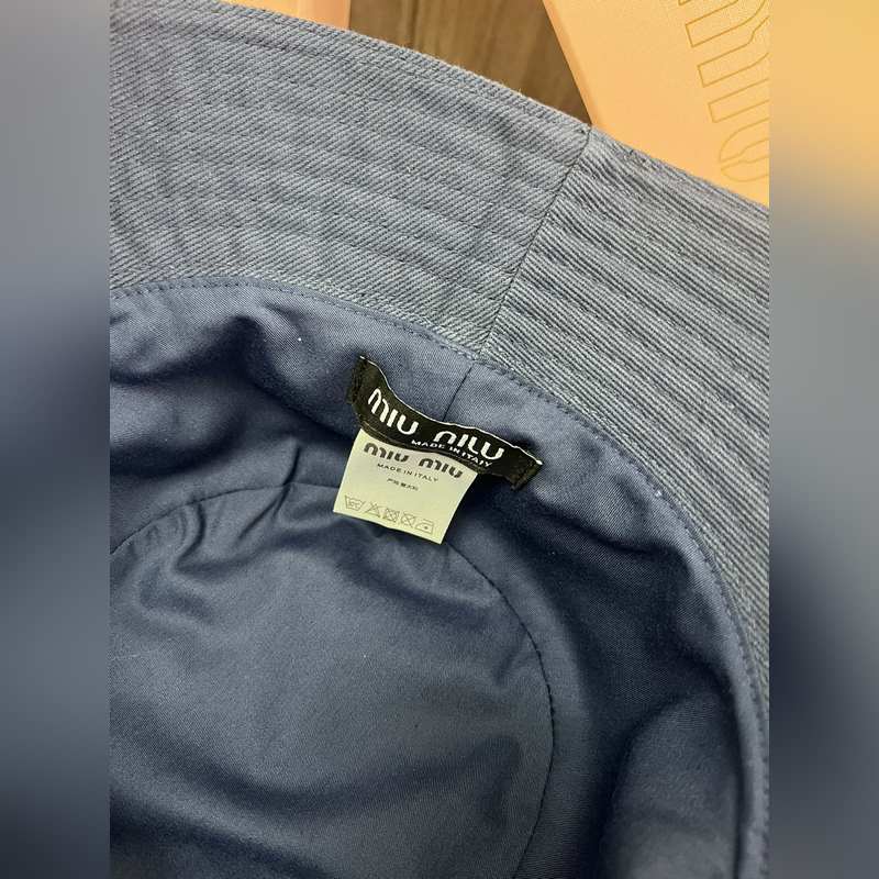 MIUMIU 原版定制 馬卡龍色系漁夫帽 這款漁夫帽選用斜紋布打造 既耐磨又耐用