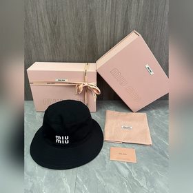 MIUMIU 原版定制 馬卡龍色系漁夫帽 這款漁夫帽選用斜紋布打造 既耐磨又耐用