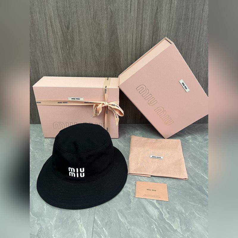 MIUMIU 原版定制 馬卡龍色系漁夫帽 這款漁夫帽選用斜紋布打造 既耐磨又耐用