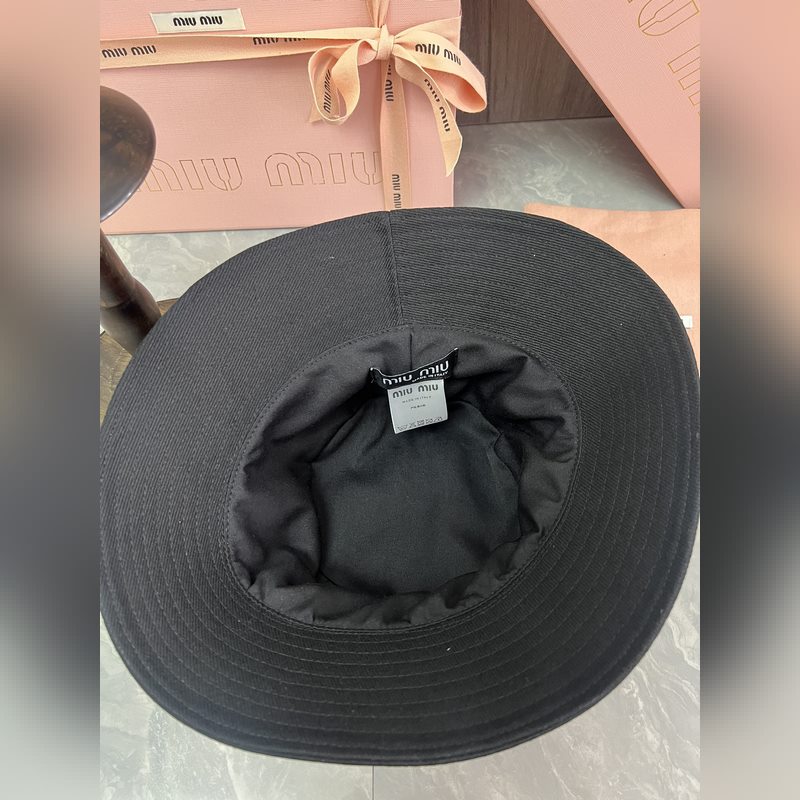 MIUMIU 原版定制 馬卡龍色系漁夫帽 這款漁夫帽選用斜紋布打造 既耐磨又耐用