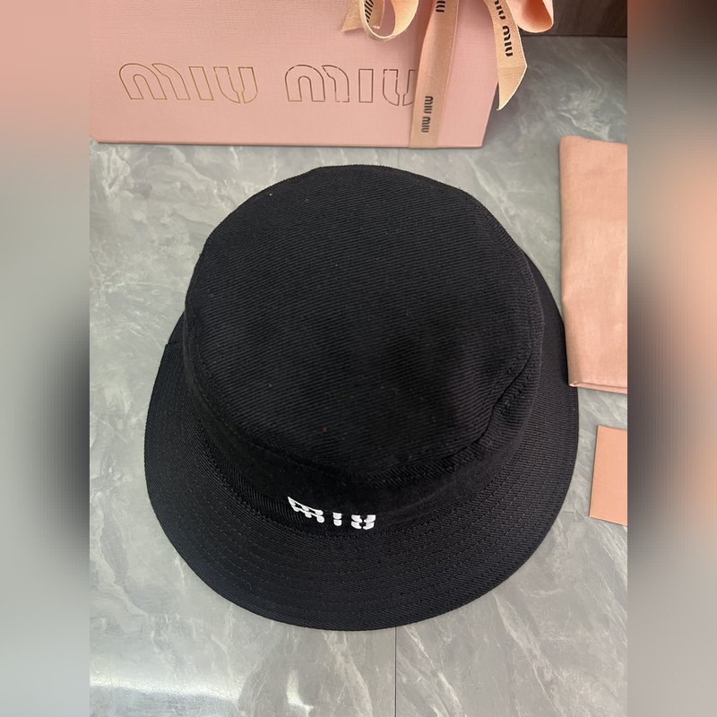 MIUMIU 原版定制 馬卡龍色系漁夫帽 這款漁夫帽選用斜紋布打造 既耐磨又耐用