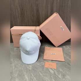 MIUMIU 原版定制 馬卡龍色系棒球帽 這款運動風棒球帽選用斜紋布打造 既耐磨