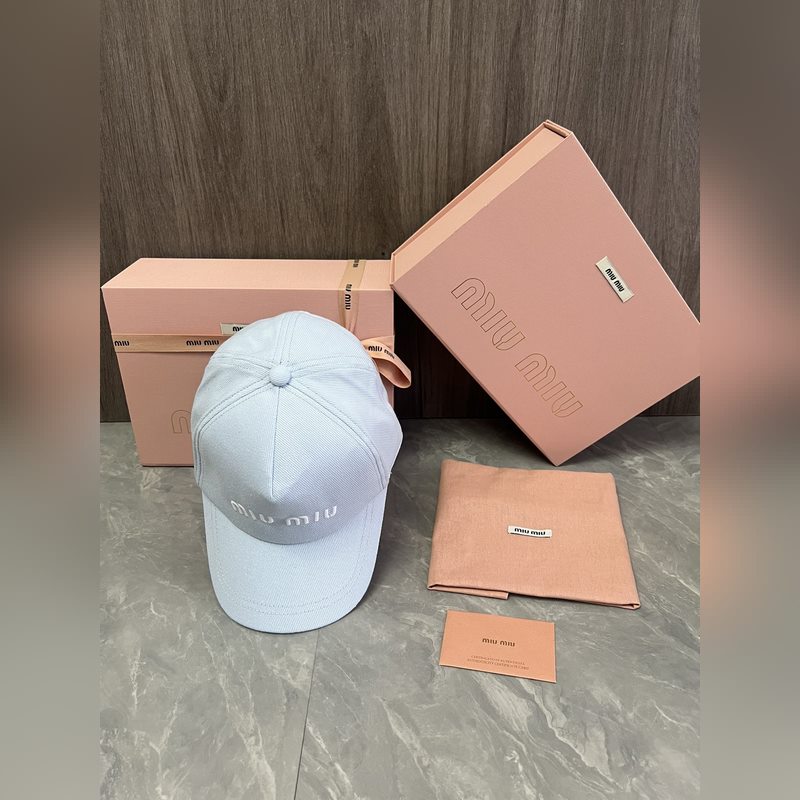 MIUMIU 原版定制 馬卡龍色系棒球帽 這款運(yùn)動(dòng)風(fēng)棒球帽選用斜紋布打造 既耐磨
