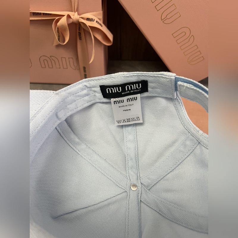 MIUMIU 原版定制 馬卡龍色系棒球帽 這款運(yùn)動(dòng)風(fēng)棒球帽選用斜紋布打造 既耐磨