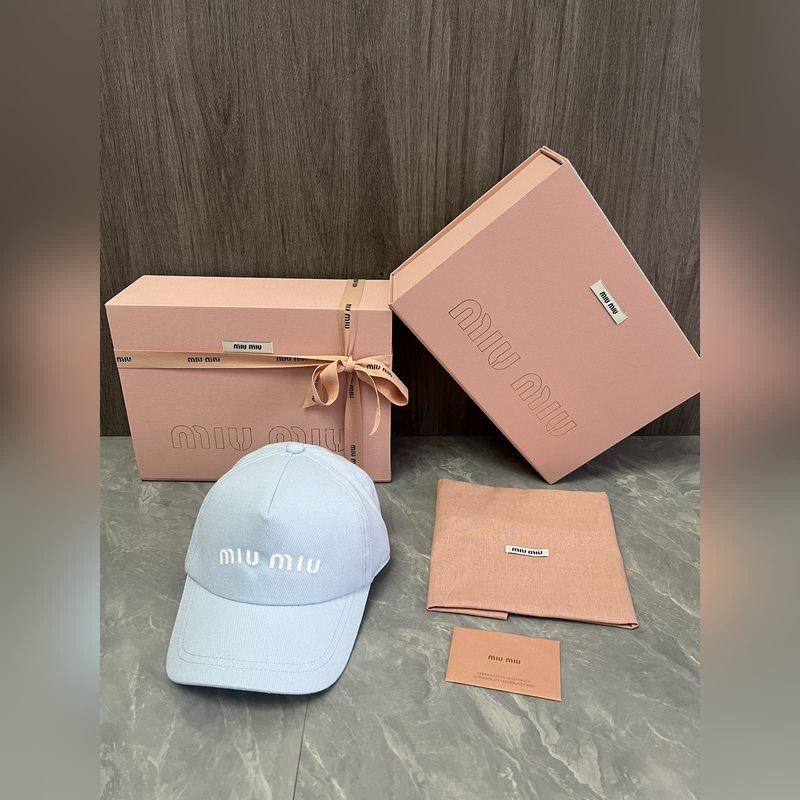 MIUMIU 原版定制 馬卡龍色系棒球帽 這款運(yùn)動(dòng)風(fēng)棒球帽選用斜紋布打造 既耐磨