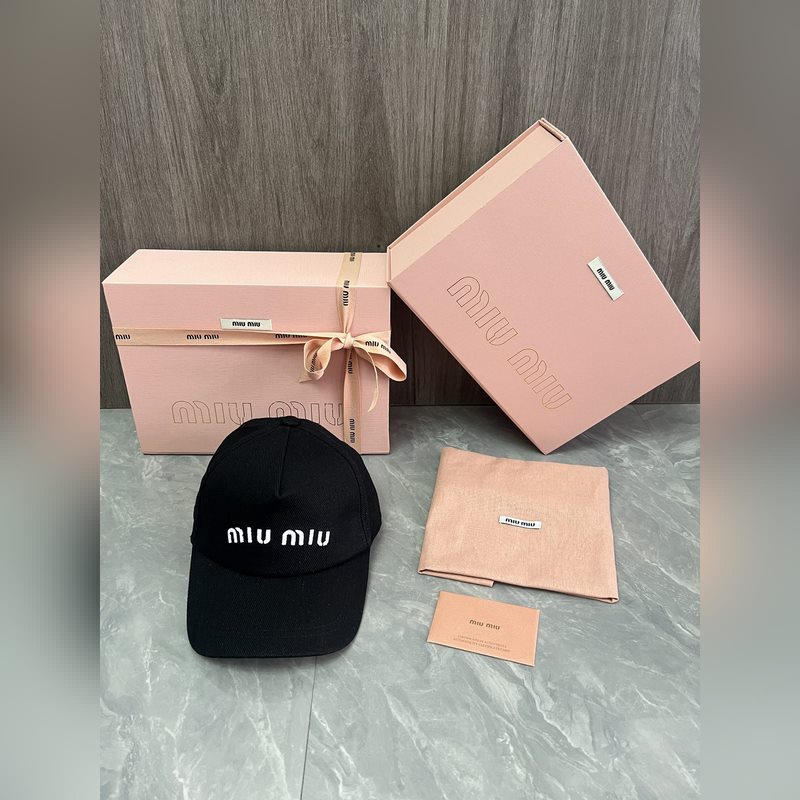 MIUMIU 原版定制 馬卡龍色系棒球帽 這款運動風棒球帽選用斜紋布打造 既耐磨