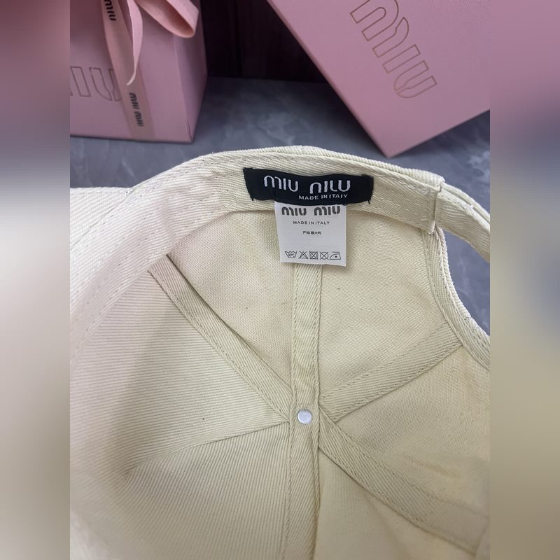 MIUMIU 原版定制 馬卡龍色系棒球帽 這款運(yùn)動(dòng)風(fēng)棒球帽選用斜紋布打造 既耐磨