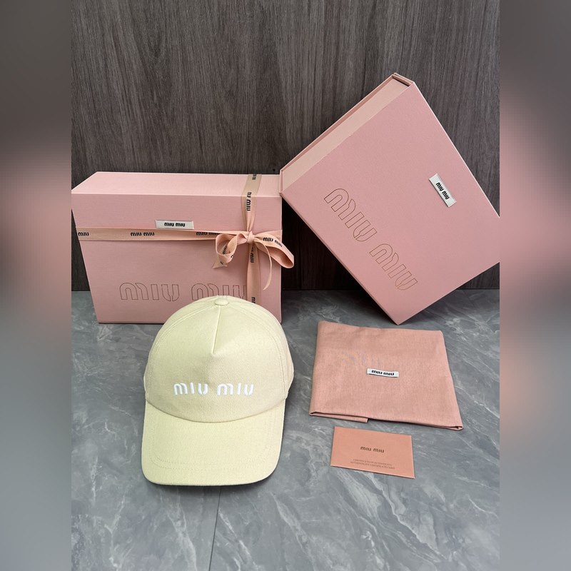 MIUMIU 原版定制 馬卡龍色系棒球帽 這款運(yùn)動(dòng)風(fēng)棒球帽選用斜紋布打造 既耐磨