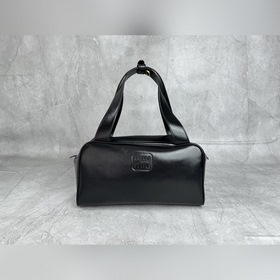 5BB182 (黑色)新品爆款腋下保齡球包，這款手提包的新演繹以平坦的手柄，正面