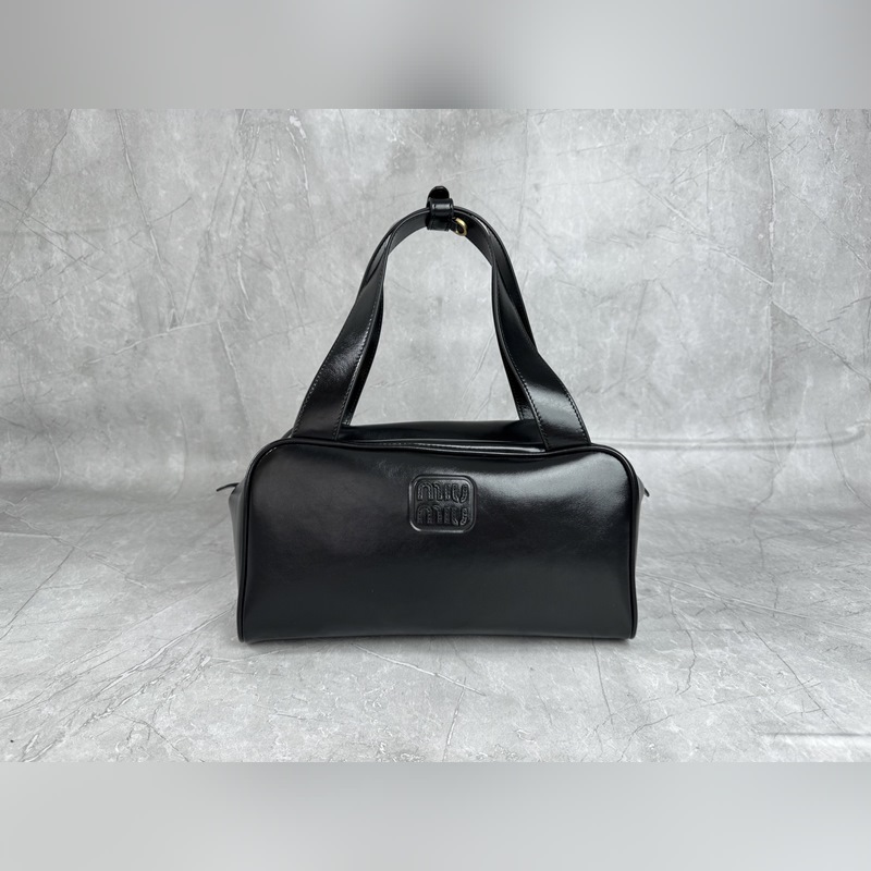 5BB182 (黑色)新品爆款腋下保齡球包，這款手提包的新演繹以平坦的手柄，正面