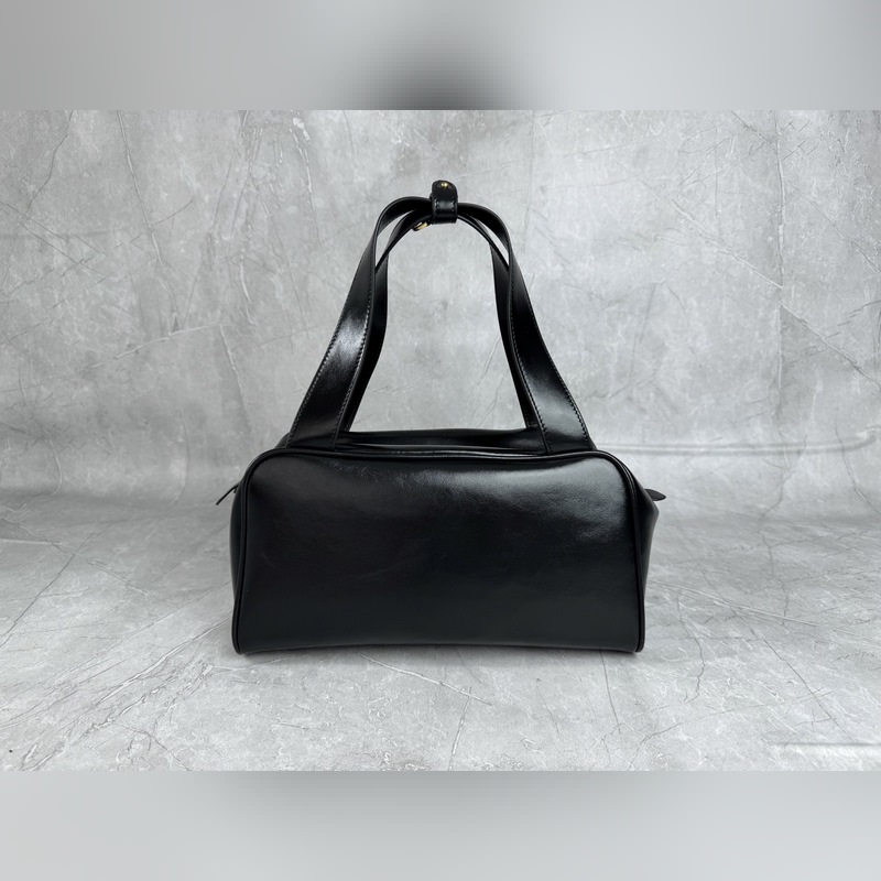 5BB182 (黑色)新品爆款腋下保齡球包，這款手提包的新演繹以平坦的手柄，正面