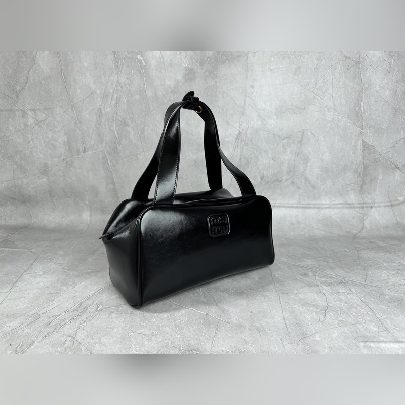 5BB182 (黑色)新品爆款腋下保齡球包，這款手提包的新演繹以平坦的手柄，正面