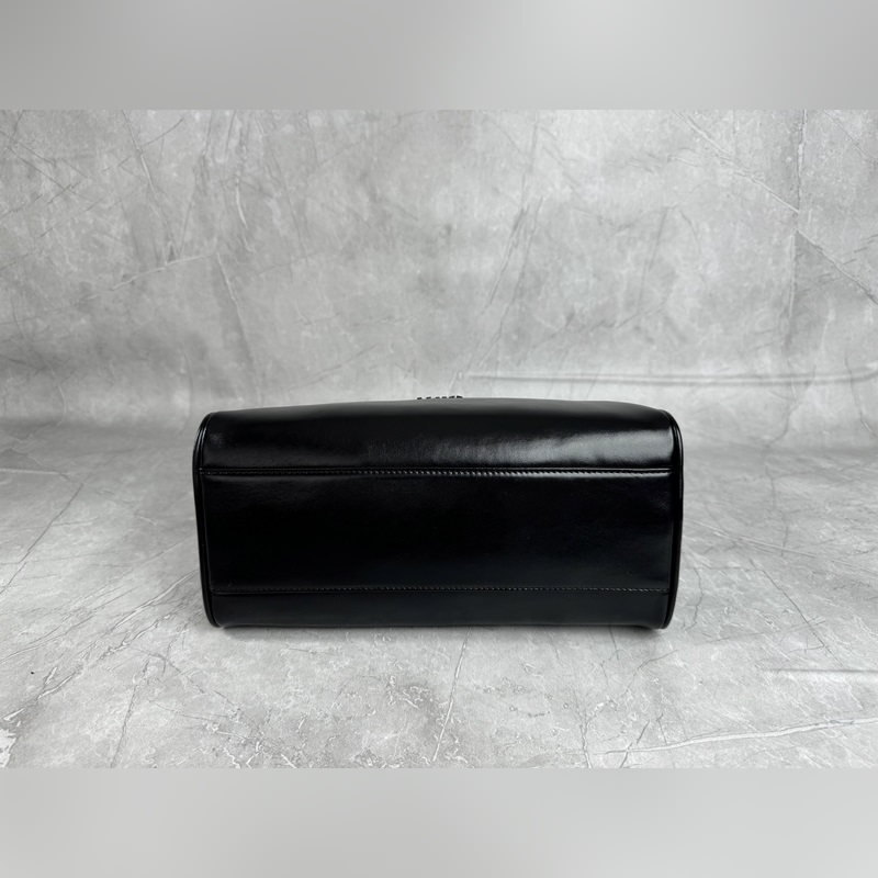 5BB182 (黑色)新品爆款腋下保齡球包，這款手提包的新演繹以平坦的手柄，正面