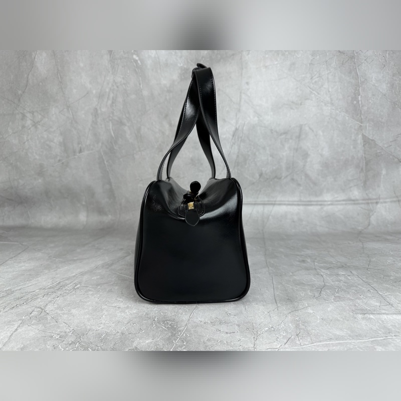 5BB182 (黑色)新品爆款腋下保齡球包，這款手提包的新演繹以平坦的手柄，正面