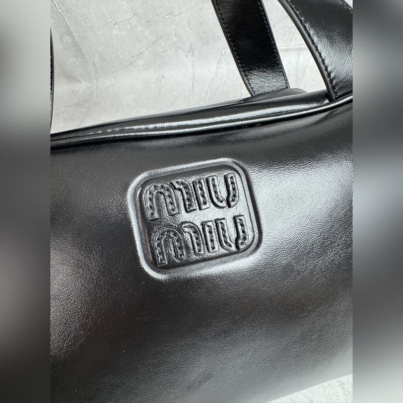 5BB182 (黑色)新品爆款腋下保齡球包，這款手提包的新演繹以平坦的手柄，正面