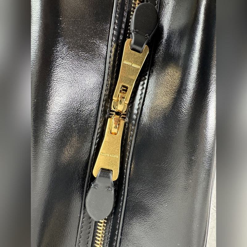 5BB182 (黑色)新品爆款腋下保齡球包，這款手提包的新演繹以平坦的手柄，正面