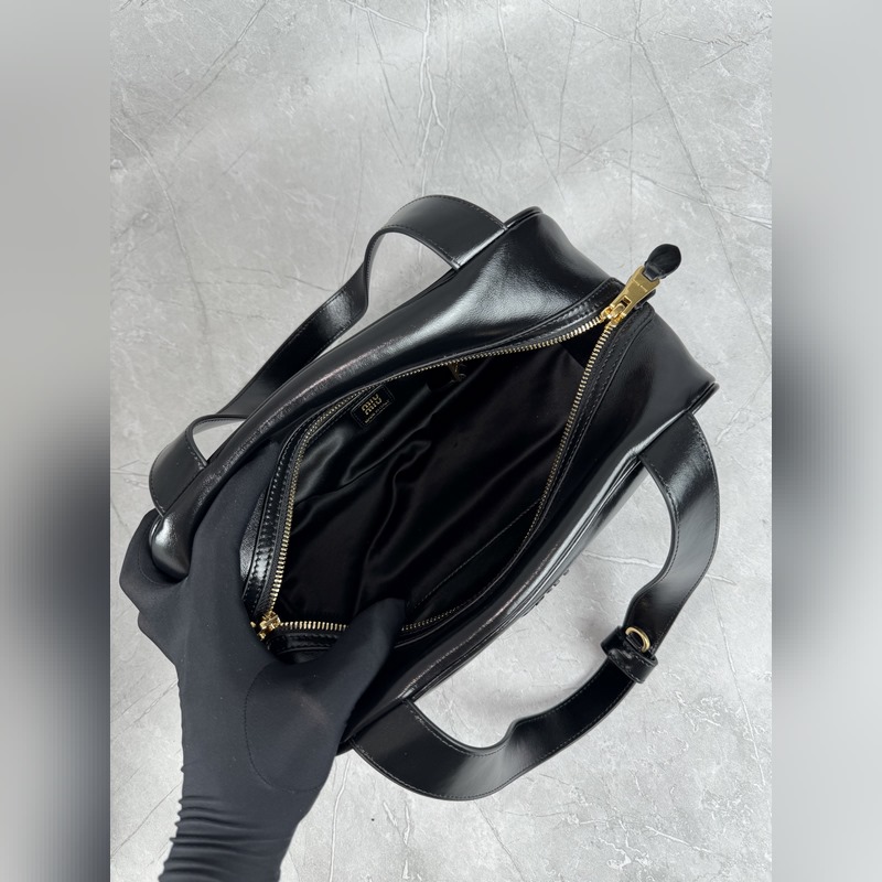 5BB182 (黑色)新品爆款腋下保齡球包，這款手提包的新演繹以平坦的手柄，正面