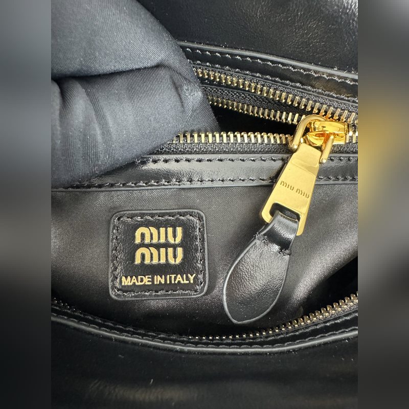 5BB182 (黑色)新品爆款腋下保齡球包，這款手提包的新演繹以平坦的手柄，正面