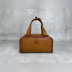 5BB182 (棕色)新品爆款腋下保齡球包，這款手提包的新演繹以平坦的手柄，正面