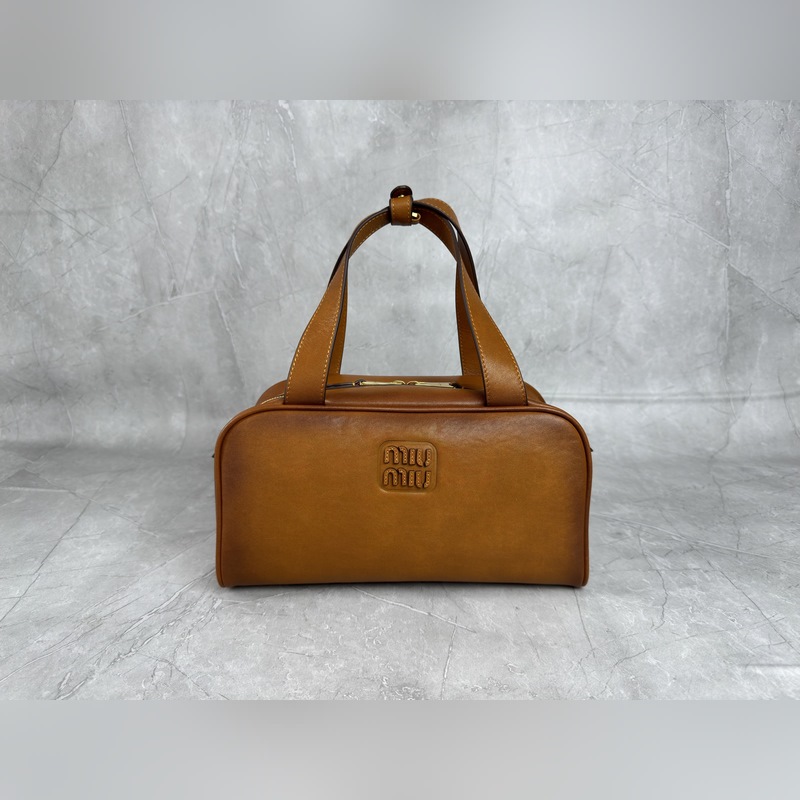 5BB182 (棕色)新品爆款腋下保齡球包，這款手提包的新演繹以平坦的手柄，正面