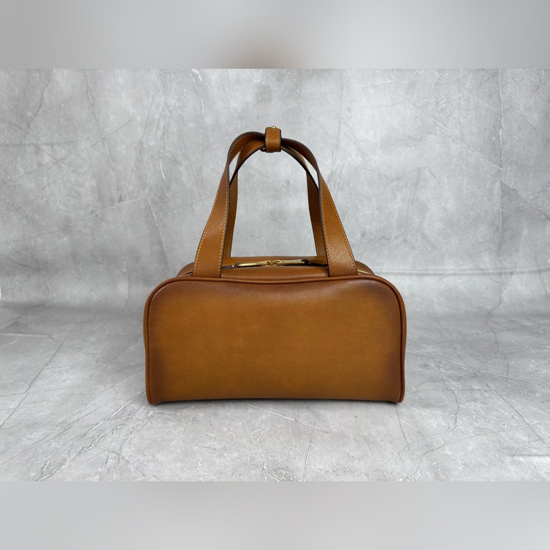 5BB182 (棕色)新品爆款腋下保齡球包，這款手提包的新演繹以平坦的手柄，正面