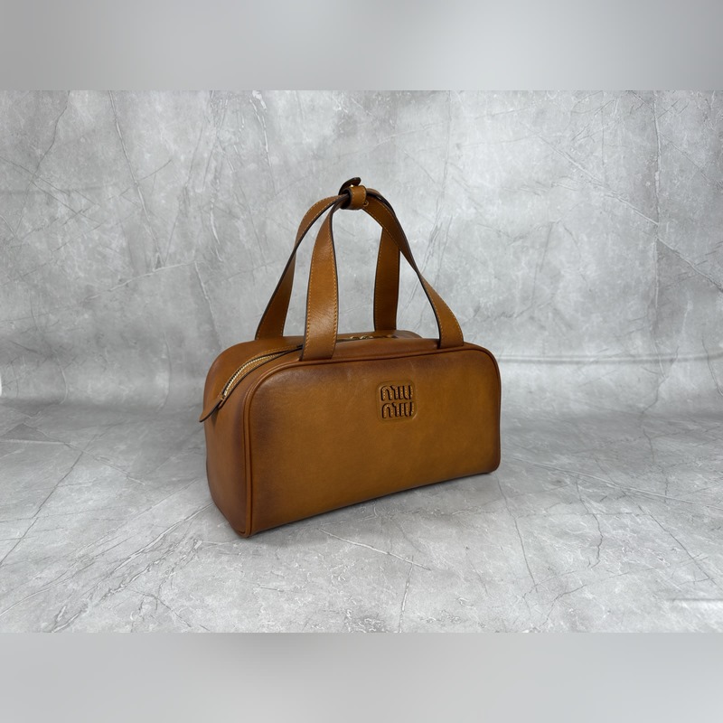 5BB182 (棕色)新品爆款腋下保齡球包，這款手提包的新演繹以平坦的手柄，正面