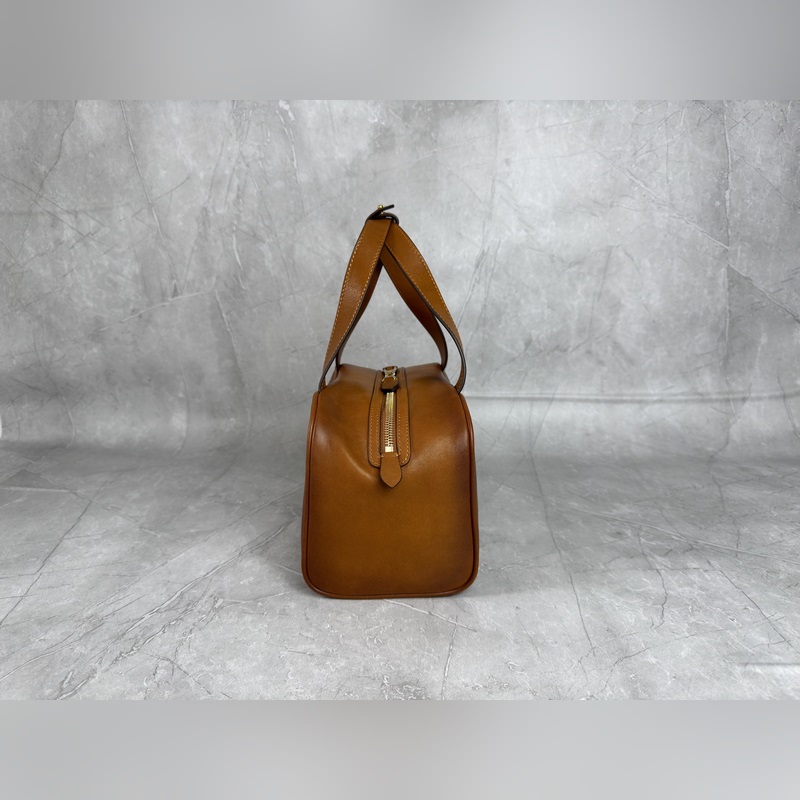 5BB182 (棕色)新品爆款腋下保齡球包，這款手提包的新演繹以平坦的手柄，正面