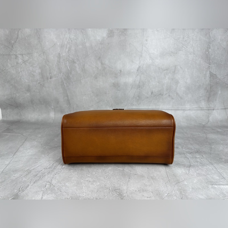 5BB182 (棕色)新品爆款腋下保齡球包，這款手提包的新演繹以平坦的手柄，正面