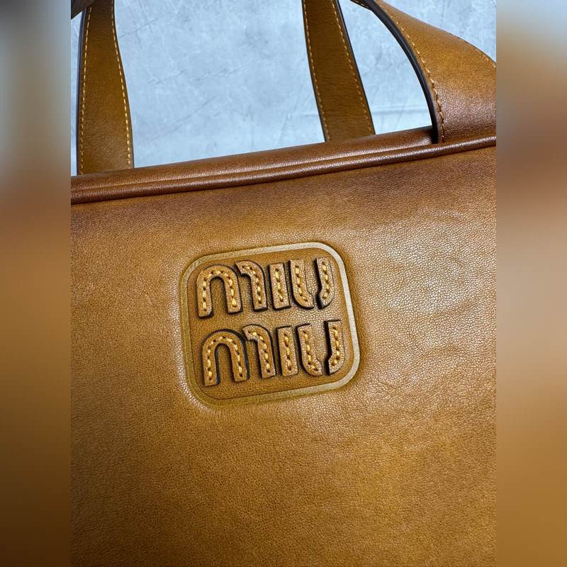 5BB182 (棕色)新品爆款腋下保齡球包，這款手提包的新演繹以平坦的手柄，正面