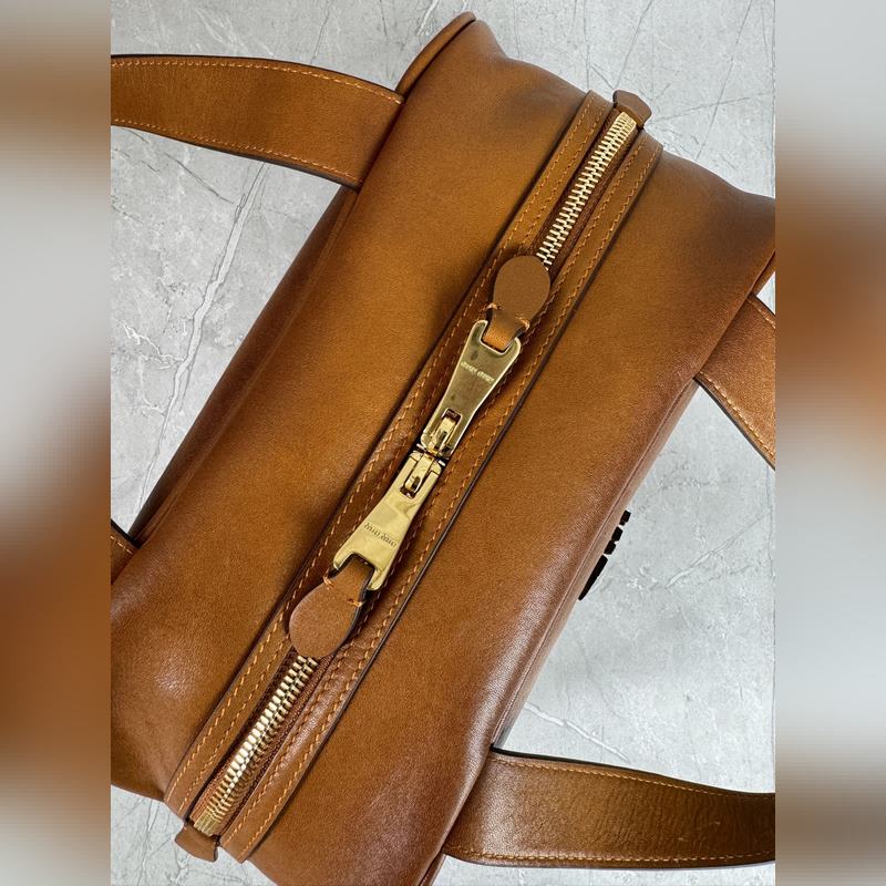 5BB182 (棕色)新品爆款腋下保齡球包，這款手提包的新演繹以平坦的手柄，正面